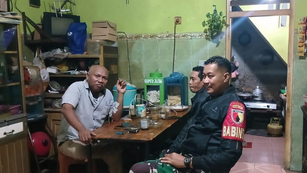 Babinsa Kelurahan Karangbesuki Koramil 0833-04/Sukun, Pelda Wiwit, saat berdialog santai dan menyerap aspirasi warga dalam kegiatan anjangsana di wilayah binaan, Rabu (30/09).