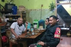 Babinsa Kelurahan Karangbesuki Koramil 0833-04/Sukun, Pelda Wiwit, saat berdialog santai dan menyerap aspirasi warga dalam kegiatan anjangsana di wilayah binaan, Rabu (30/09).