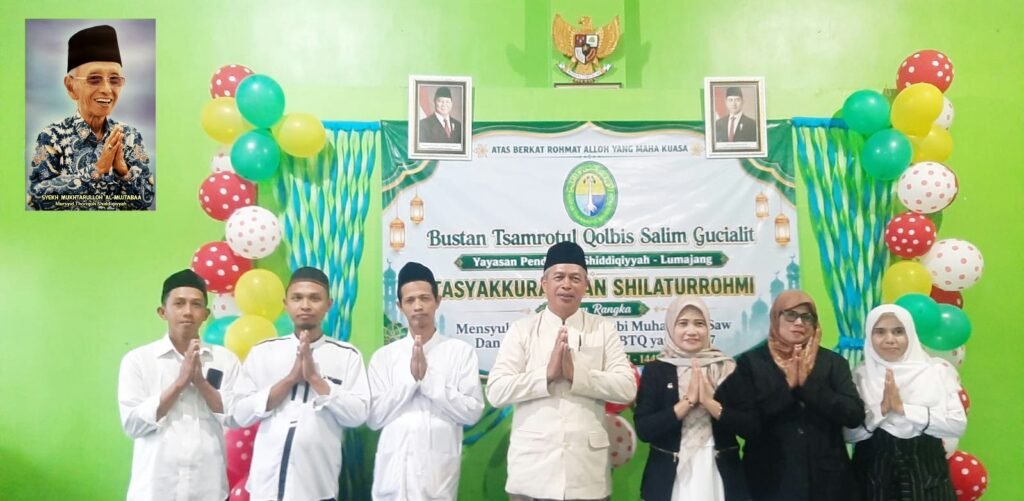 Jajaran pengurus dan pengajar Yayasan Pendidikan Shiddiqiyyah BTQ Gucialit Lumajang berfoto bersama di sela-sela acara Tasyakuran peringatan Maulid Nabi Muhammad SAW dan HUT ke-17 BTQ, Kamis (12/09).