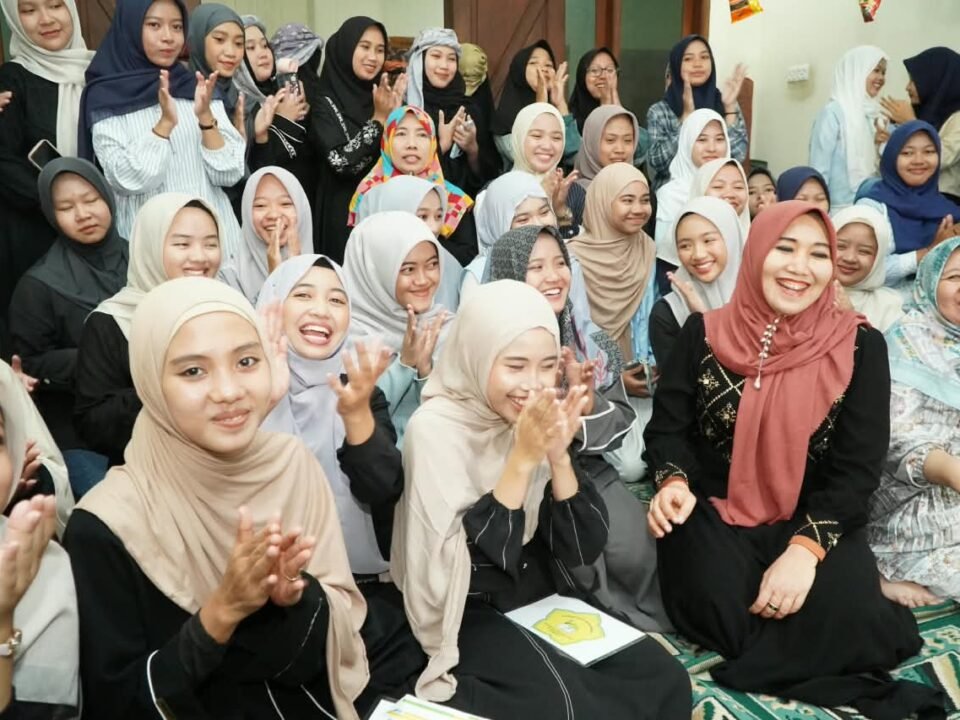 Keceriaan dan keakraban Anggota DPD RI Jatim, Dr. Lia Istifhama (Ning Lia), saat membaur bersama santri Gen Z dalam peringatan Maulid Nabi Muhammad SAW di Pondok Pesantren Mahasiswa Al Masykuriyah, Wonocolo, Surabaya.