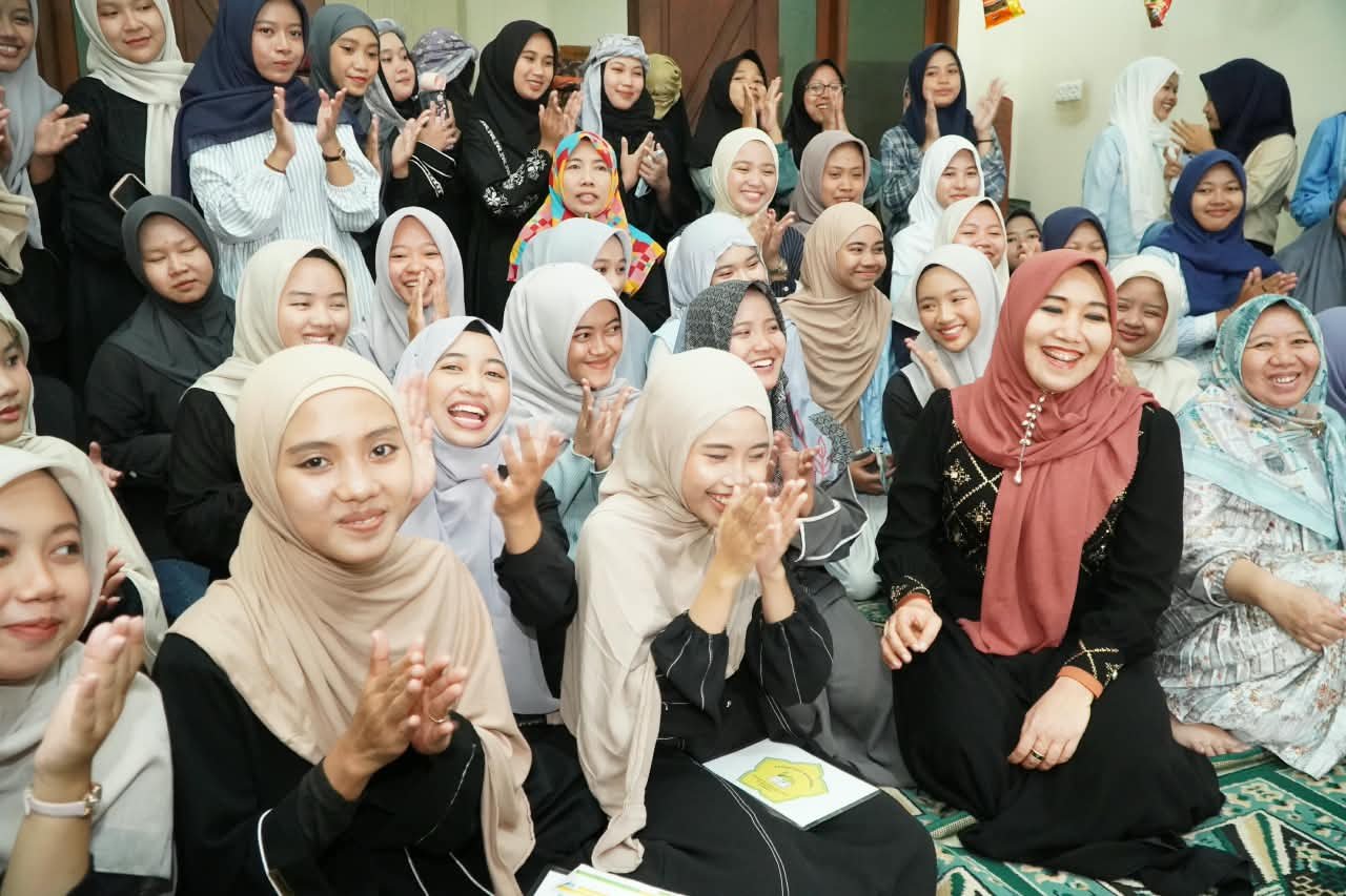 Keceriaan dan keakraban Anggota DPD RI Jatim, Dr. Lia Istifhama (Ning Lia), saat membaur bersama santri Gen Z dalam peringatan Maulid Nabi Muhammad SAW di Pondok Pesantren Mahasiswa Al Masykuriyah, Wonocolo, Surabaya.