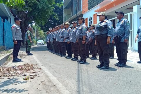 Babinsa Kelurahan Kasin Koramil 0833-01/Klojen Sertu Eka dan Panit Binmas Polsek Kasin Ipda Chusnul memberikan arahan kedisiplinan serta pembinaan deteksi dini kepada barisan Linmas di Kasin, Kota Malang, Selasa (29/9)