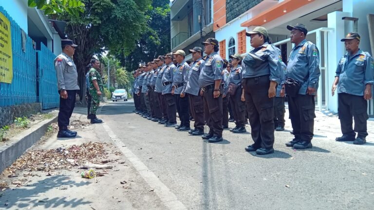 Babinsa Kelurahan Kasin Koramil 0833-01/Klojen Sertu Eka dan Panit Binmas Polsek Kasin Ipda Chusnul memberikan arahan kedisiplinan serta pembinaan deteksi dini kepada barisan Linmas di Kasin, Kota Malang, Selasa (29/9)