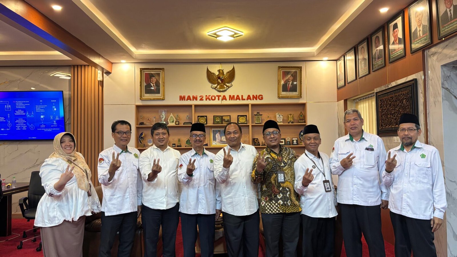 Jajaran pimpinan MAN 2 Kota Malang bersama Tim Inspektorat Jenderal Kemenag RI berfoto bersama di sela-sela kegiatan Pendampingan IEPK dan Asistensi Penyusunan Risk Register Fraud di ruang pertemuan madrasah.