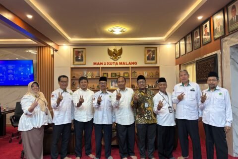 Jajaran pimpinan MAN 2 Kota Malang bersama Tim Inspektorat Jenderal Kemenag RI berfoto bersama di sela-sela kegiatan Pendampingan IEPK dan Asistensi Penyusunan Risk Register Fraud di ruang pertemuan madrasah.