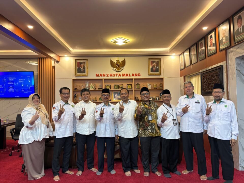 Jajaran pimpinan MAN 2 Kota Malang bersama Tim Inspektorat Jenderal Kemenag RI berfoto bersama di sela-sela kegiatan Pendampingan IEPK dan Asistensi Penyusunan Risk Register Fraud di ruang pertemuan madrasah.