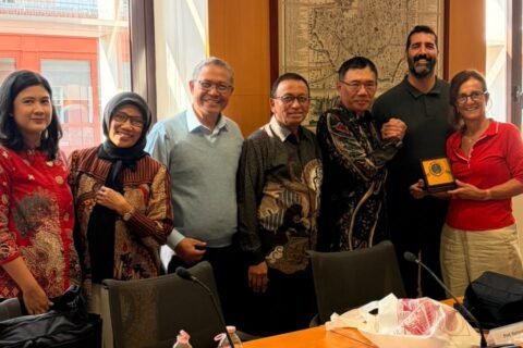 Rektor Universitas Negeri Malang (UM) Prof. Hariyono, M.Pd. bersama delegasi UM menyerahkan plakat cendera mata kepada perwakilan akademisi Università degli Studi di Milano-Bicocca usai pertemuan penjajakan kerja sama akademik internasional di Milan, Italia. (Foto: Humas UM)