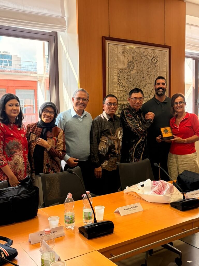 Rektor Universitas Negeri Malang (UM) Prof. Hariyono, M.Pd. bersama delegasi UM menyerahkan plakat cendera mata kepada perwakilan akademisi Università degli Studi di Milano-Bicocca usai pertemuan penjajakan kerja sama akademik internasional di Milan, Italia. (Foto: Humas UM)