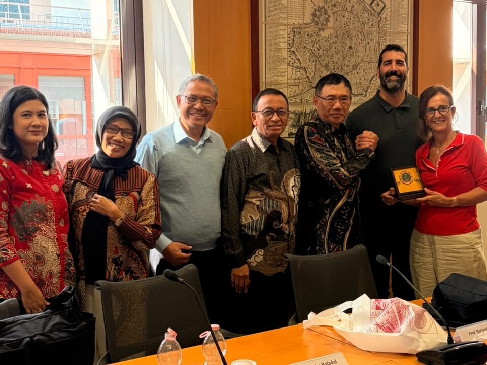 Rektor Universitas Negeri Malang (UM) Prof. Hariyono, M.Pd. bersama delegasi UM menyerahkan plakat cendera mata kepada perwakilan akademisi Università degli Studi di Milano-Bicocca usai pertemuan penjajakan kerja sama akademik internasional di Milan, Italia. (Foto: Humas UM)