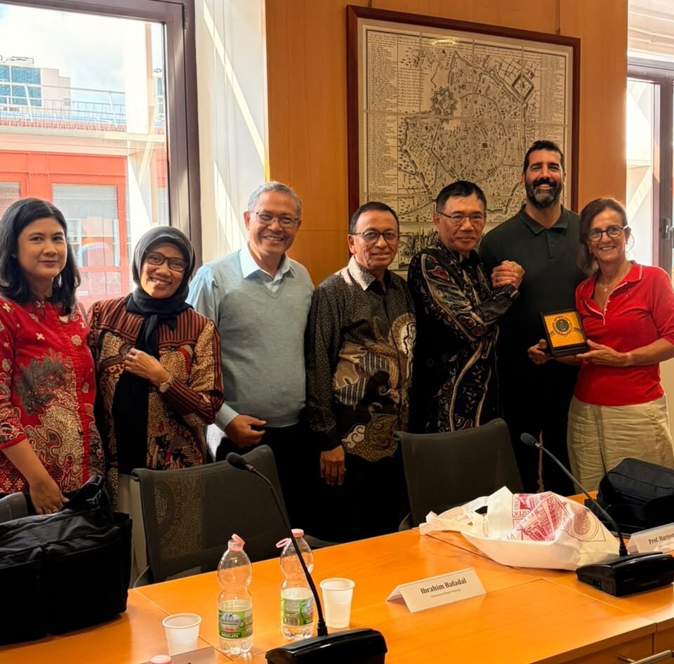 Rektor Universitas Negeri Malang (UM) Prof. Hariyono, M.Pd. bersama delegasi UM menyerahkan plakat cendera mata kepada perwakilan akademisi Università degli Studi di Milano-Bicocca usai pertemuan penjajakan kerja sama akademik internasional di Milan, Italia. (Foto: Humas UM)