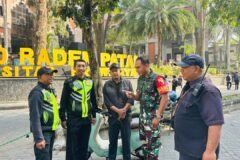Babinsa Kelurahan Ketawanggede Sertu Santoso berbincang akrab bersama sejumlah petugas keamanan (Satpam) di kawasan Masjid Raden Patah Universitas Brawijaya, Malang. (Foto: Dok. Koramil 0833-05/Lowokwaru)