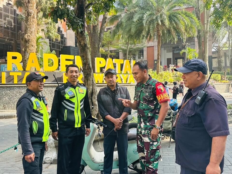 Babinsa Kelurahan Ketawanggede Sertu Santoso berbincang akrab bersama sejumlah petugas keamanan (Satpam) di kawasan Masjid Raden Patah Universitas Brawijaya, Malang. (Foto: Dok. Koramil 0833-05/Lowokwaru)