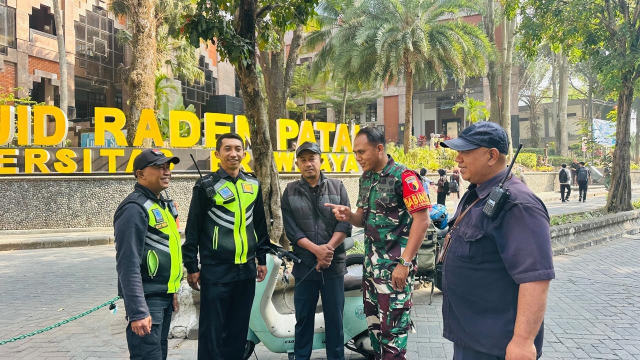 Babinsa Kelurahan Ketawanggede Sertu Santoso berbincang akrab bersama sejumlah petugas keamanan (Satpam) di kawasan Masjid Raden Patah Universitas Brawijaya, Malang. (Foto: Dok. Koramil 0833-05/Lowokwaru)