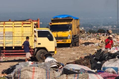Tampak sejumlah armada truk pengangkut sampah sedang beroperasi di area penampungan akhir.