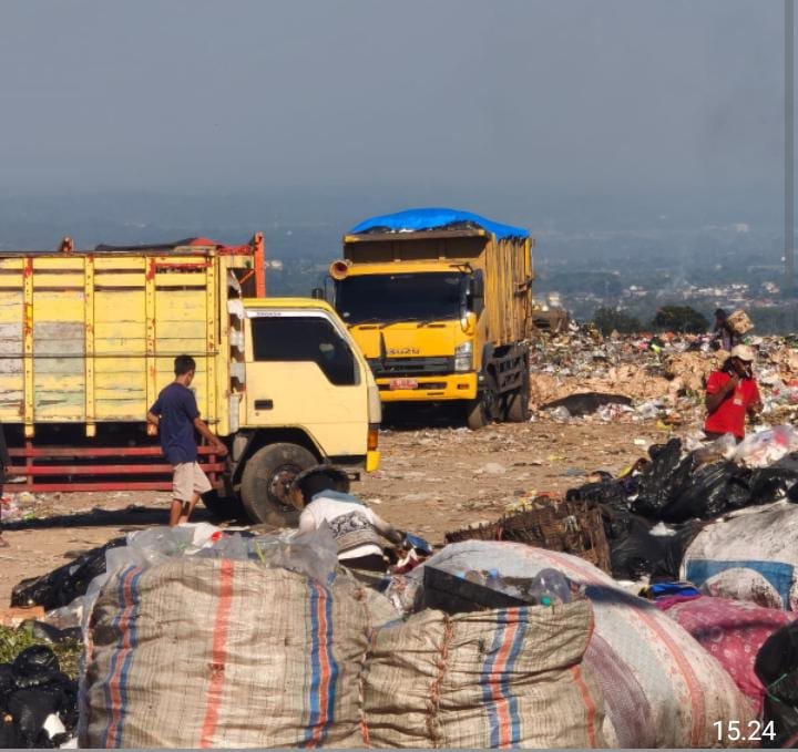 Tampak sejumlah armada truk pengangkut sampah sedang beroperasi di area penampungan akhir.