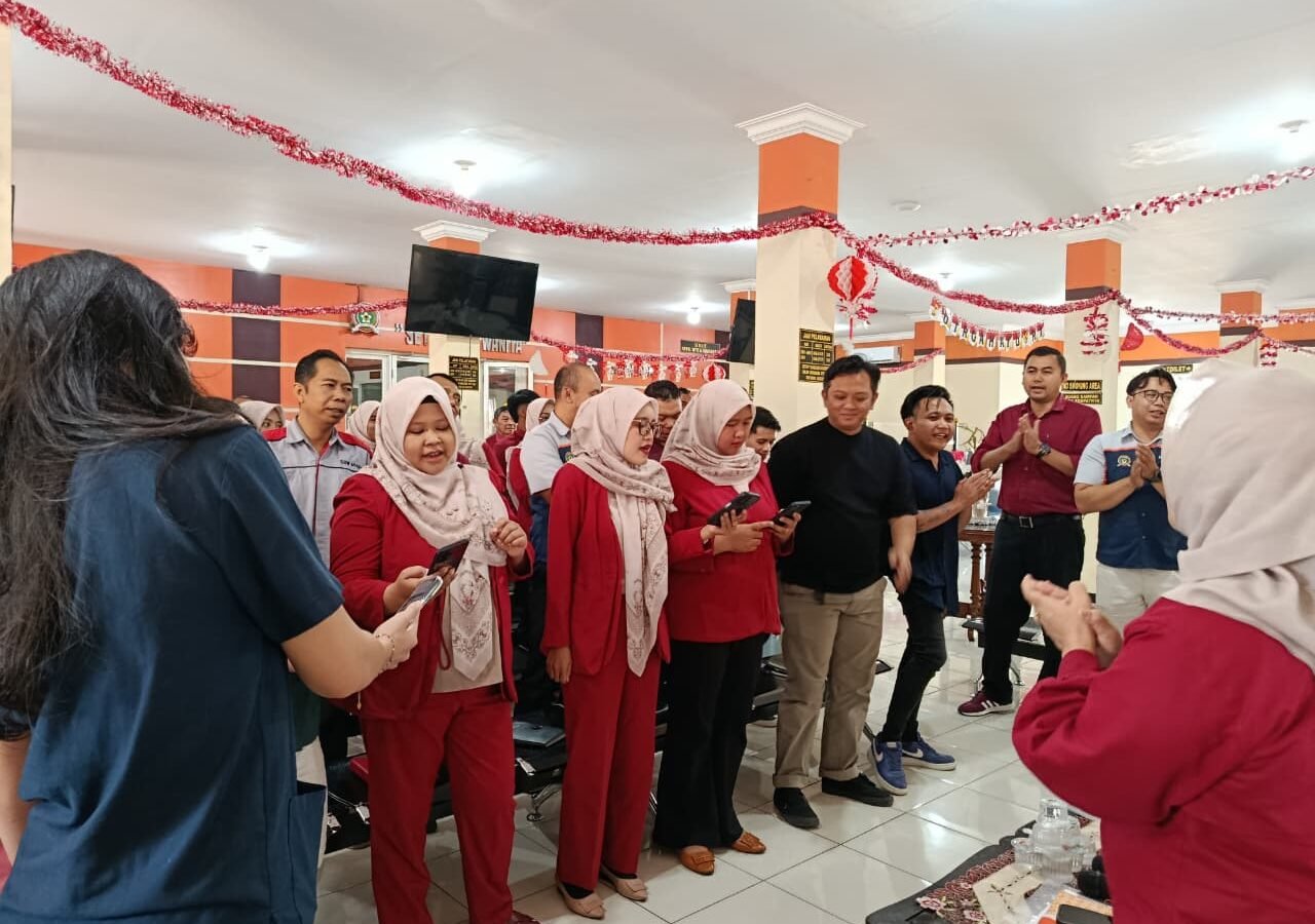 Suasana keakraban para peserta saat mengikuti Rapat Karyawan Rutin Bulanan Koperasi SBW Malang di Lantai 2 Kantor Koperasi, Rabu (2/9)