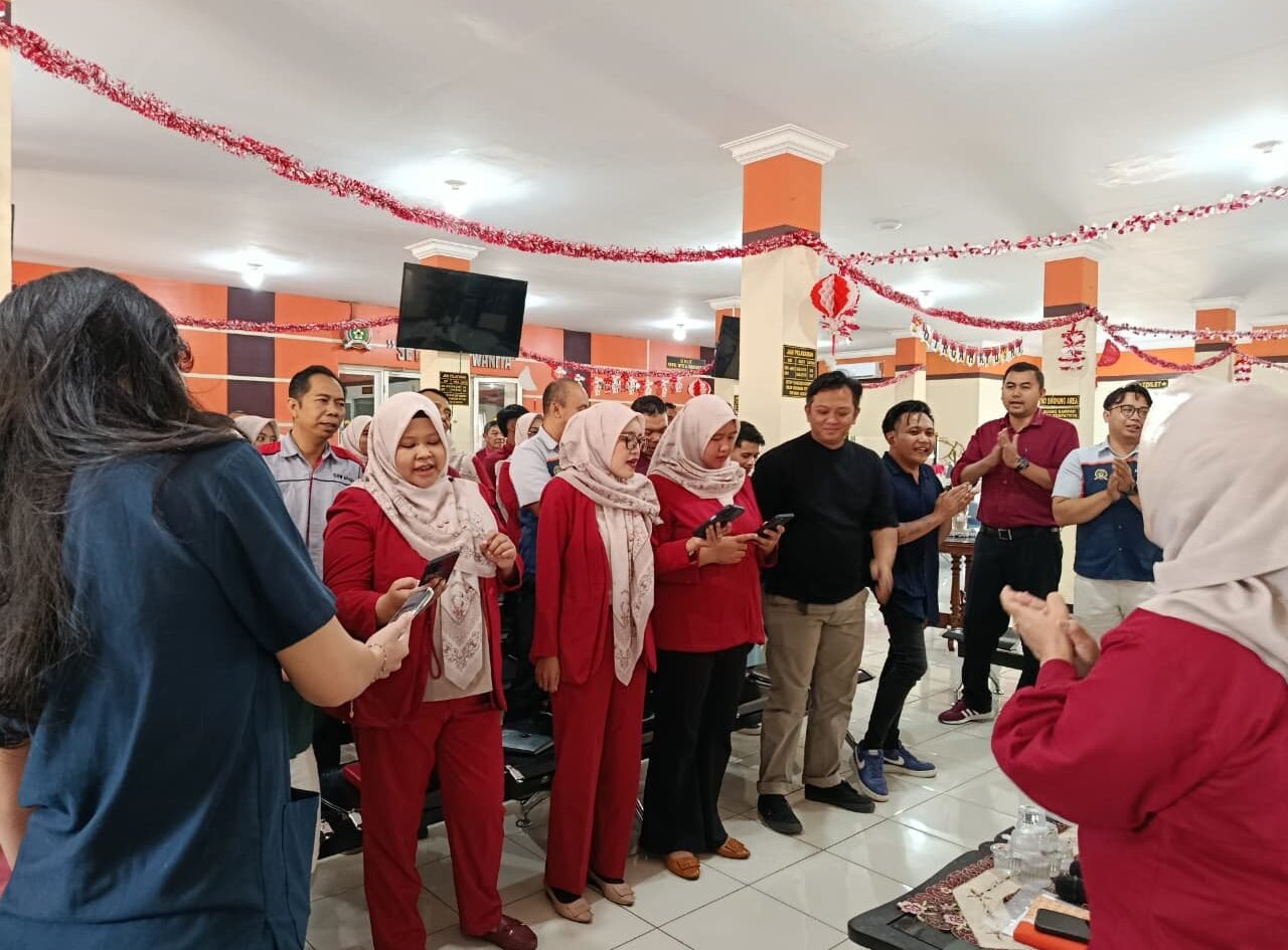 Suasana keakraban para peserta saat mengikuti Rapat Karyawan Rutin Bulanan Koperasi SBW Malang di Lantai 2 Kantor Koperasi, Rabu (2/9)