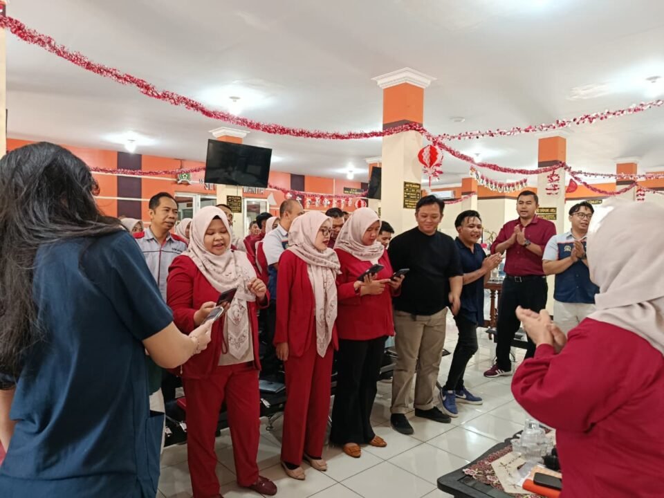 Suasana keakraban para peserta saat mengikuti Rapat Karyawan Rutin Bulanan Koperasi SBW Malang di Lantai 2 Kantor Koperasi, Rabu (2/9)