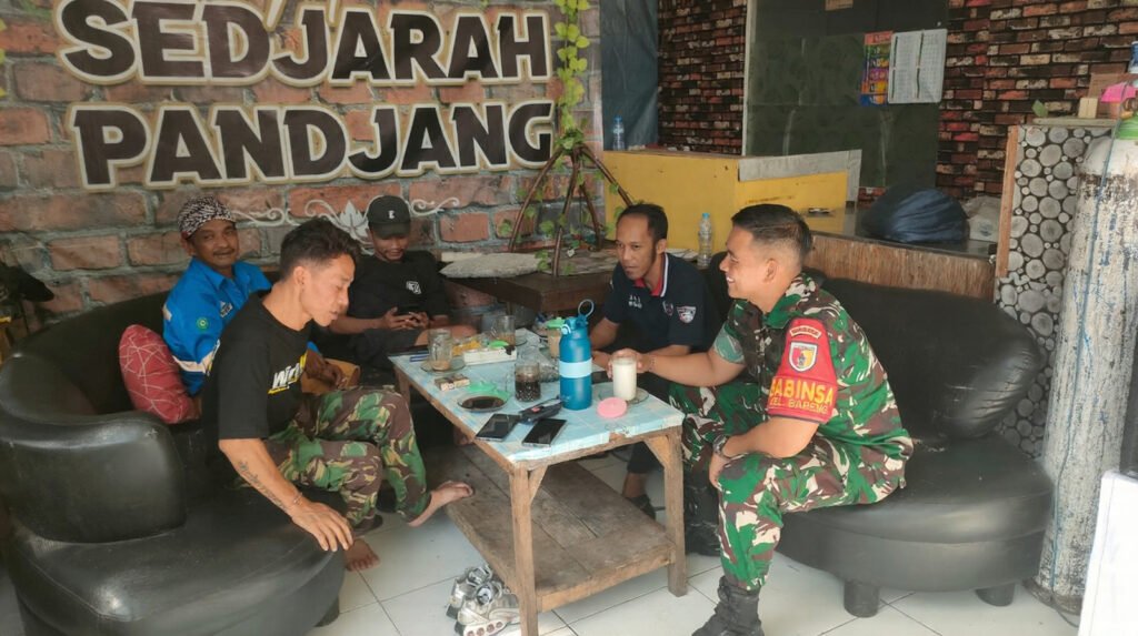 Akrab dan guyub, Babinsa Kelurahan Bareng Serda Putu berdialog santai bersama warga binaan saat anjangsana untuk memperkuat deteksi dini kamtibmas di wilayah Klojen, Kota Malang, Sabtu (19/09).