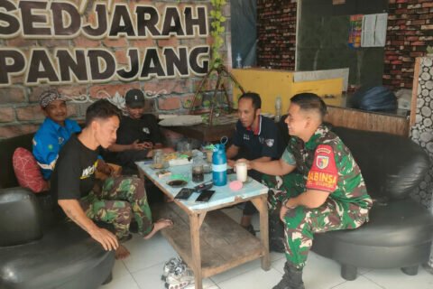 Akrab dan guyub, Babinsa Kelurahan Bareng Serda Putu berdialog santai bersama warga binaan saat anjangsana untuk memperkuat deteksi dini kamtibmas di wilayah Klojen, Kota Malang, Sabtu (19/09).