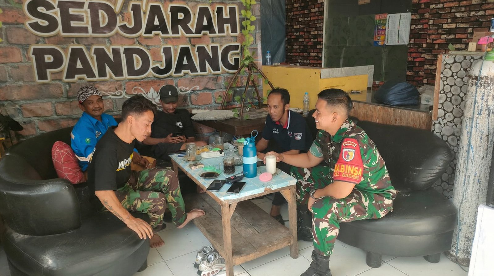 Akrab dan guyub, Babinsa Kelurahan Bareng Serda Putu berdialog santai bersama warga binaan saat anjangsana untuk memperkuat deteksi dini kamtibmas di wilayah Klojen, Kota Malang, Sabtu (19/09).