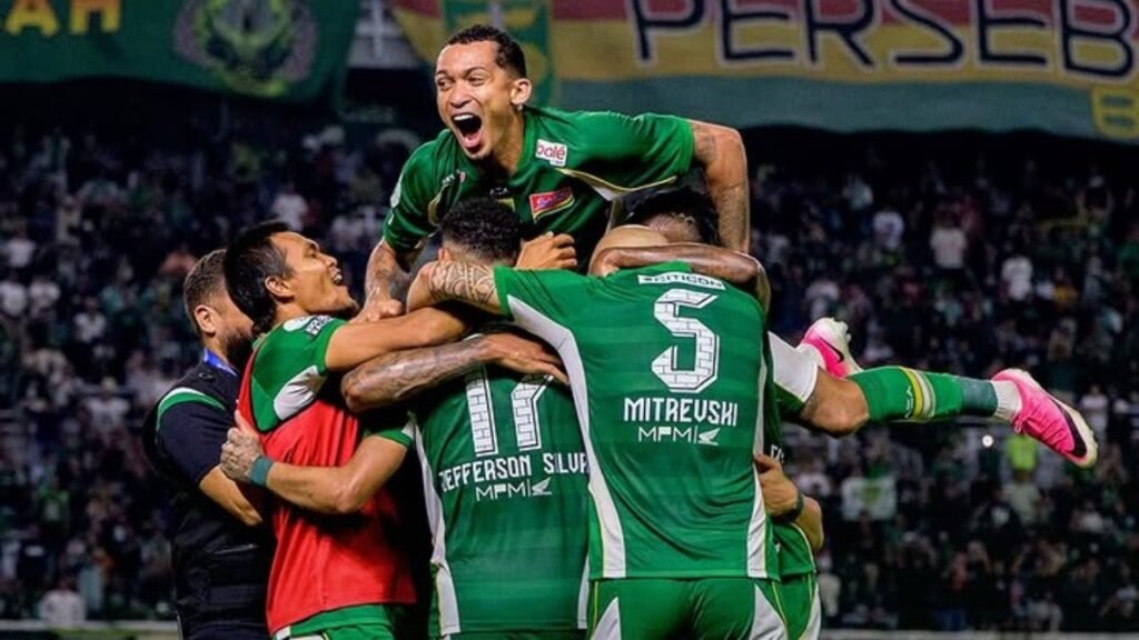 Persebaya Surabaya menutup pekan kedua BRI Super League 2026/27 dengan kemenangan perdana dan menyamai poin Arema FC di klasemen sementara (13/9)./Instagram @officialpersebaya