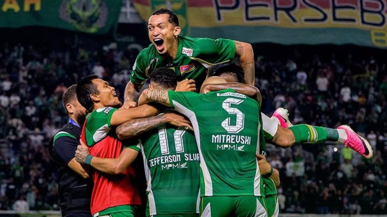 Persebaya Surabaya menutup pekan kedua BRI Super League 2026/27 dengan kemenangan perdana dan menyamai poin Arema FC di klasemen sementara (13/9)./Instagram @officialpersebaya