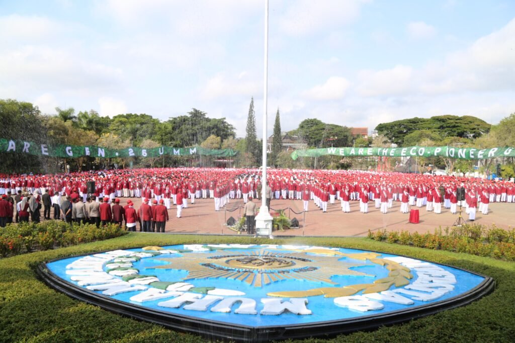Ribuan mahasiswa baru Universitas Muhammadiyah Malang (UMM) mengikuti upacara pembukaan Pesmaba 2026 di Helipad UMM yang dibuka langsung oleh Kapolda Jatim, mengusung semangat pelestarian lingkungan dan pengurangan limbah plastik.
