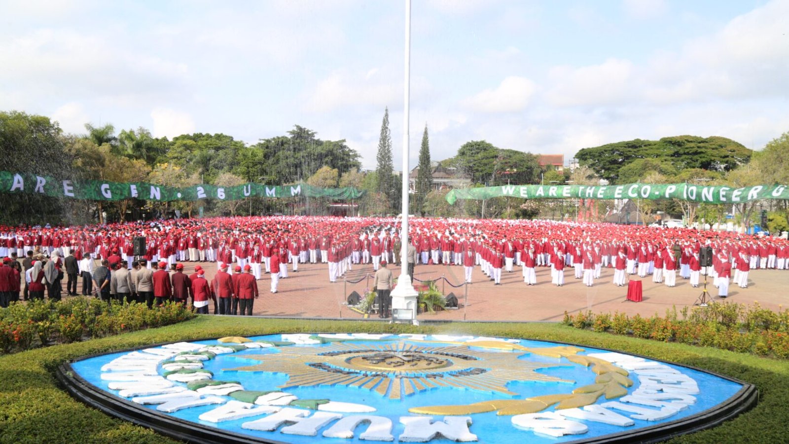 Ribuan mahasiswa baru Universitas Muhammadiyah Malang (UMM) mengikuti upacara pembukaan Pesmaba 2026 di Helipad UMM yang dibuka langsung oleh Kapolda Jatim, mengusung semangat pelestarian lingkungan dan pengurangan limbah plastik.