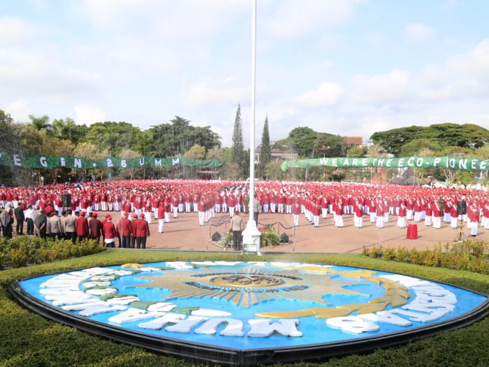 Ribuan mahasiswa baru Universitas Muhammadiyah Malang (UMM) mengikuti upacara pembukaan Pesmaba 2026 di Helipad UMM yang dibuka langsung oleh Kapolda Jatim, mengusung semangat pelestarian lingkungan dan pengurangan limbah plastik.
