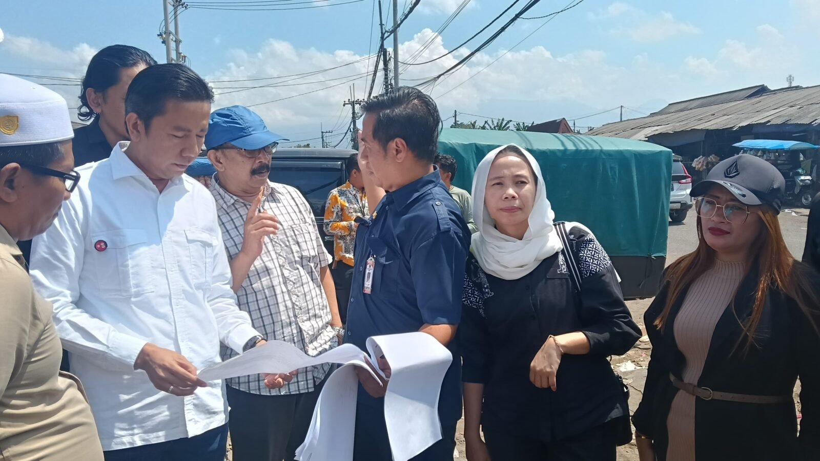 Sejumlah pihak terkait tengah melakukan peninjauan lapangan dan berkoordinasi menelaah dokumen penataan kawasan, seiring mencuatnya polemik nasib pedagang.