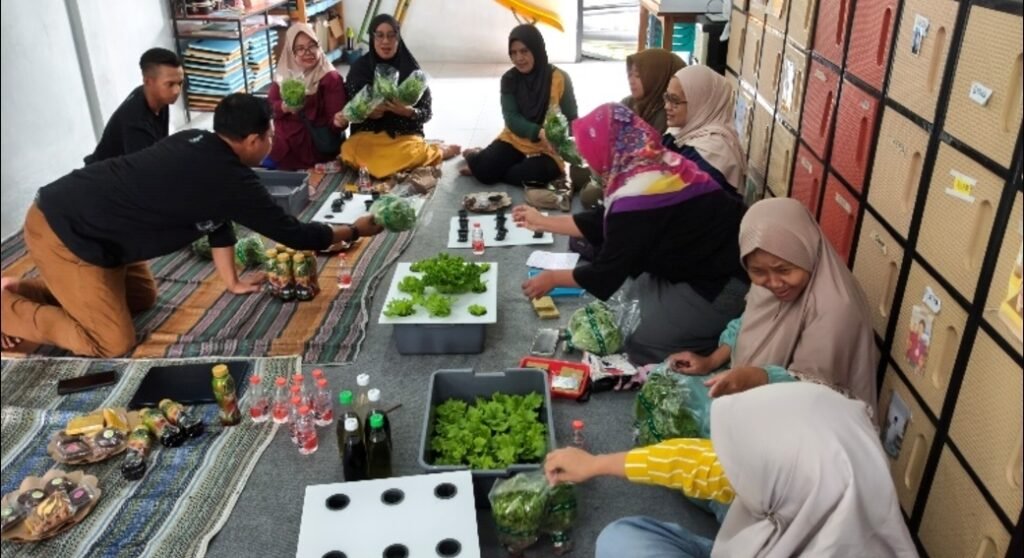 Praktik budidaya hidroponik bersama warga RT 03 RW 12 Desa Watugede dengan pendampingan narasumber.