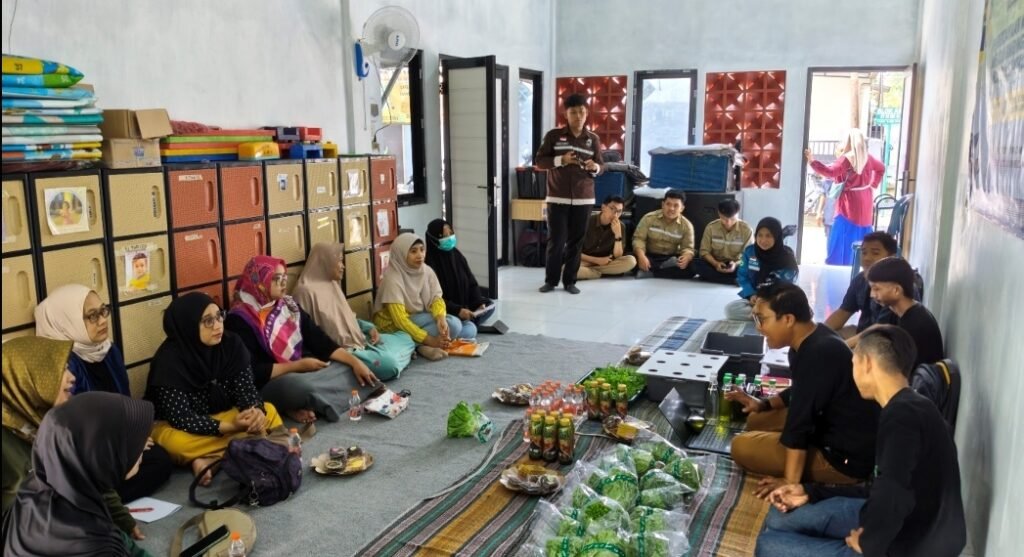Pemaparan materi budidaya hidroponik oleh Bapak Puji Arrochman dari Kebun Kita Berkah Group, Singosari.