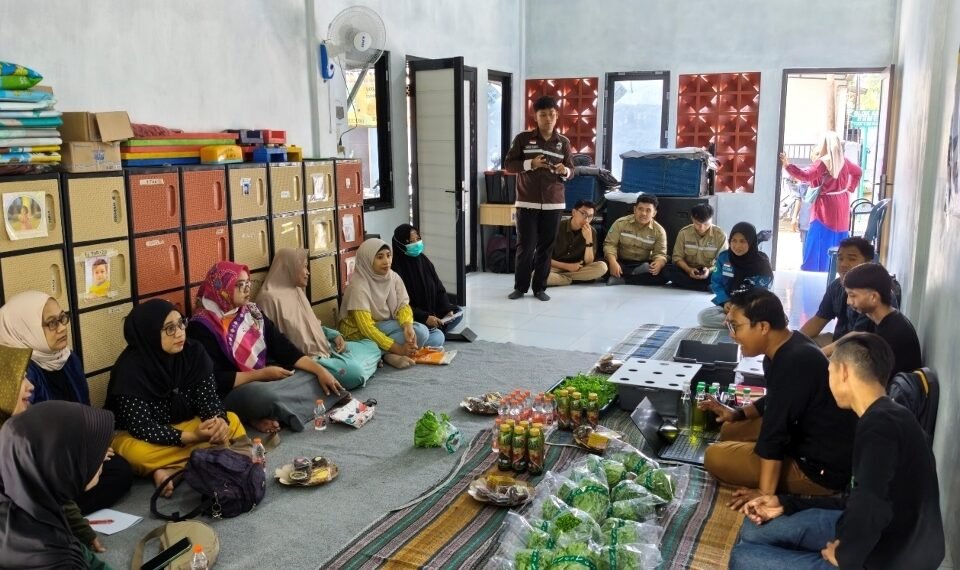 Pemaparan materi budidaya hidroponik oleh Bapak Puji Arrochman dari Kebun Kita Berkah Group, Singosari.