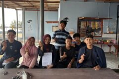 Sinergi mahasiswa dan pemuda desa tampak seusai gelaran pelatihan pemasaran digital oleh Tim PPK Ormawa BEM UNESA di Warung Ael Rohmah, pesisir Pantai Kutang, Desa Labuhan, Sabtu (18/7/2026).