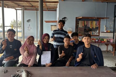 Sinergi mahasiswa dan pemuda desa tampak seusai gelaran pelatihan pemasaran digital oleh Tim PPK Ormawa BEM UNESA di Warung Ael Rohmah, pesisir Pantai Kutang, Desa Labuhan, Sabtu (18/7/2026).