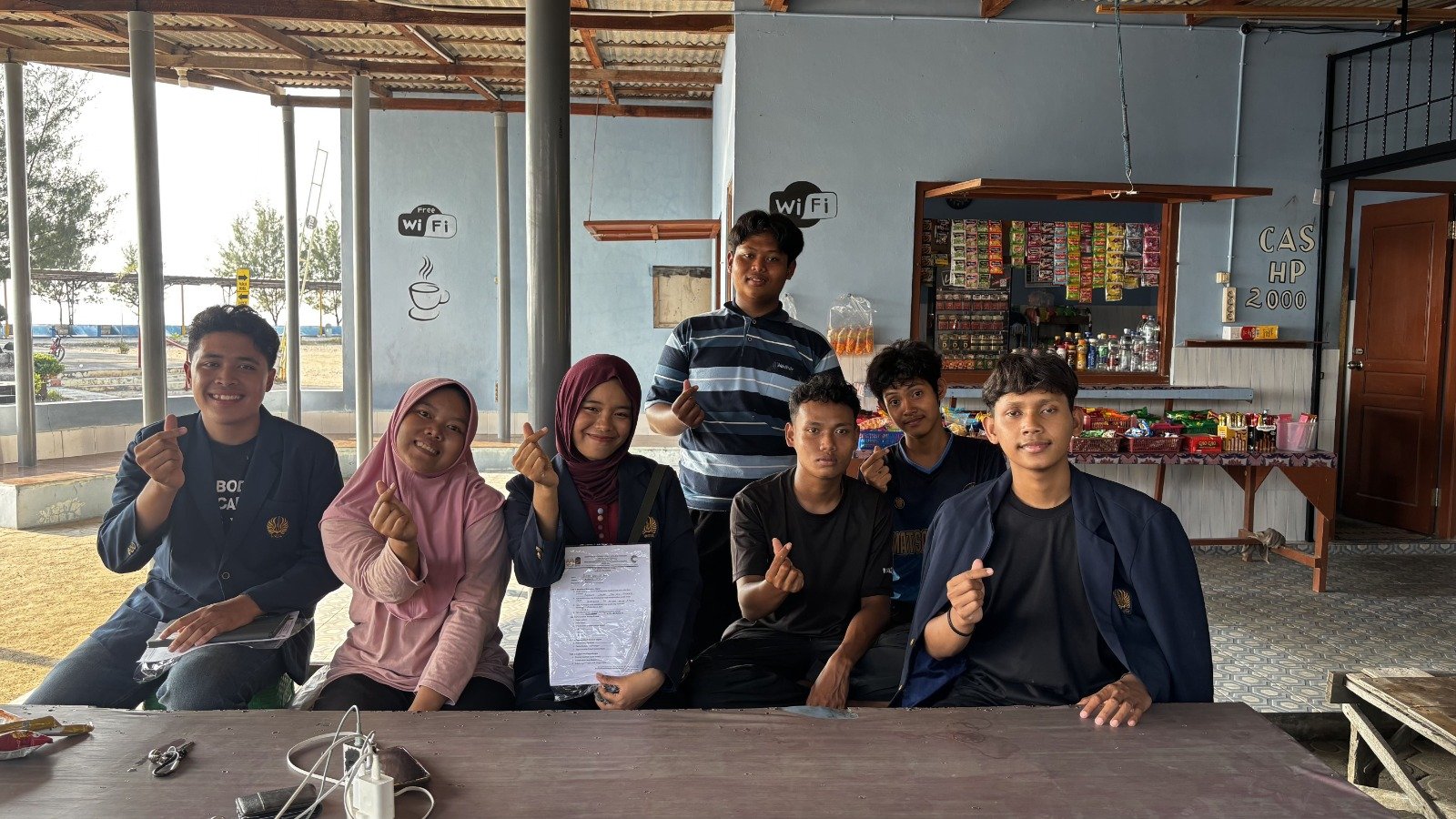Sinergi mahasiswa dan pemuda desa tampak seusai gelaran pelatihan pemasaran digital oleh Tim PPK Ormawa BEM UNESA di Warung Ael Rohmah, pesisir Pantai Kutang, Desa Labuhan, Sabtu (18/7/2026).