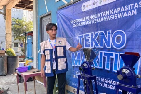 Pemateri dari Tim PPK Ormawa BEM Unesa 2026, Muhammad Syauqi Nasrulloh, mendemonstrasikan operasional Mesin Pengolah 2 in 1 di halaman Rumah Pintar Cendekia Desa Labuhan, Sabtu (22