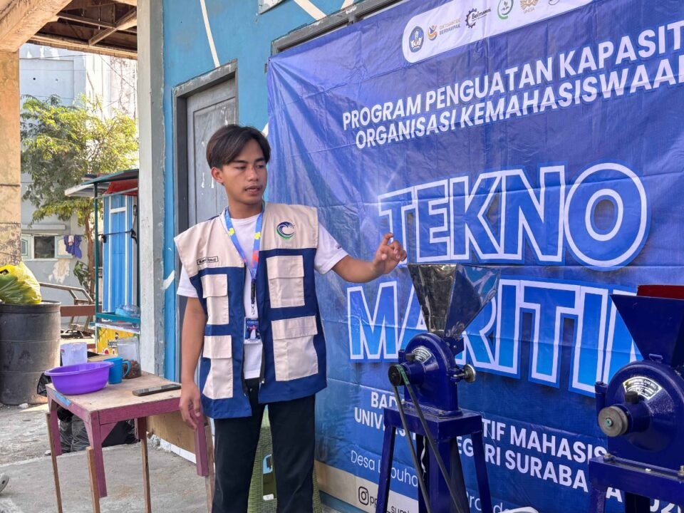 Pemateri dari Tim PPK Ormawa BEM Unesa 2026, Muhammad Syauqi Nasrulloh, mendemonstrasikan operasional Mesin Pengolah 2 in 1 di halaman Rumah Pintar Cendekia Desa Labuhan, Sabtu (22