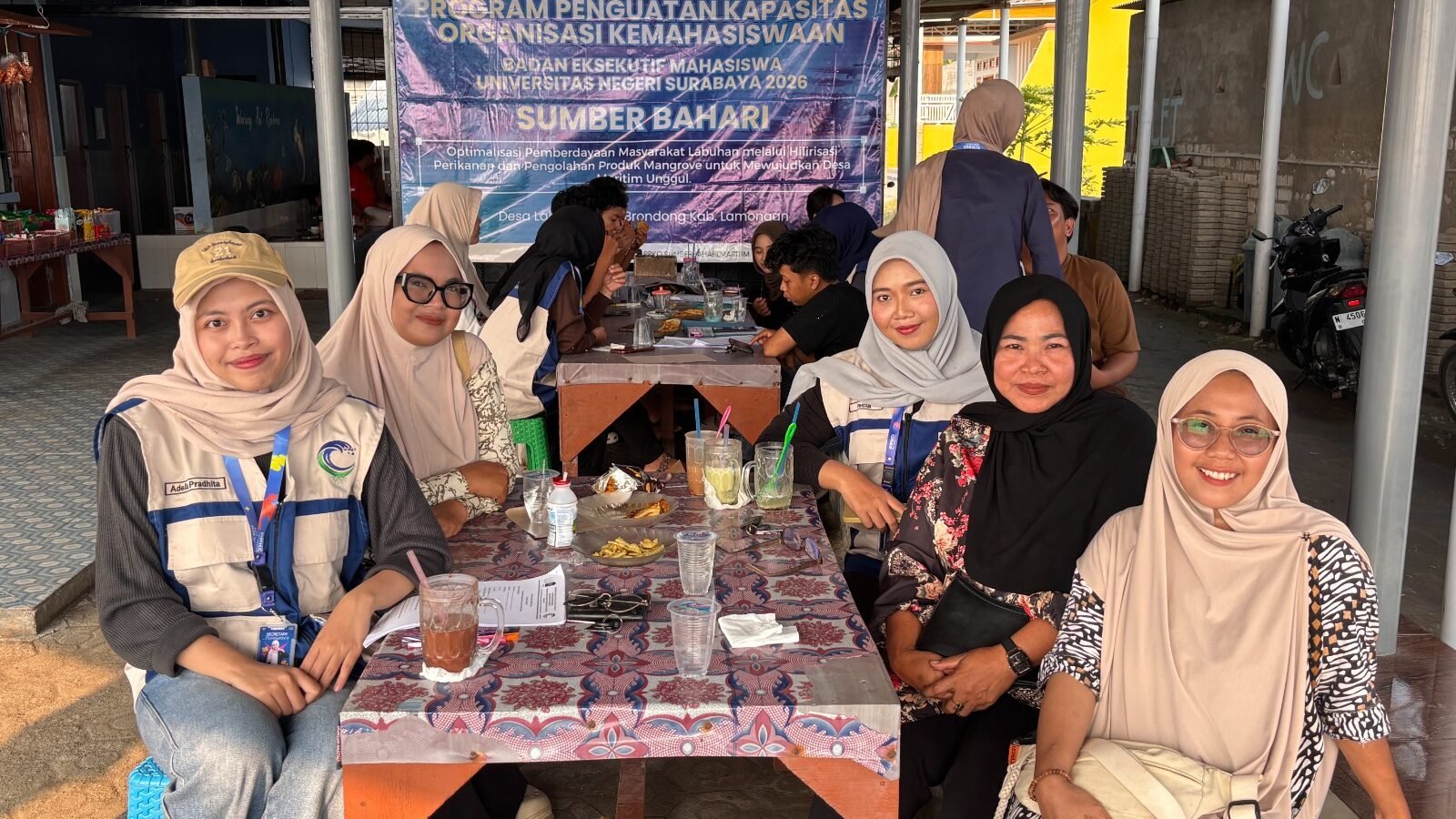 Ngobrol Pintar (NGOPI) santai Tim PPK Ormawa BEM UNESA bersama masyarakat Desa Labuhan untuk sosialisasi pembentukan kelembagaan Sahabat Labuhan