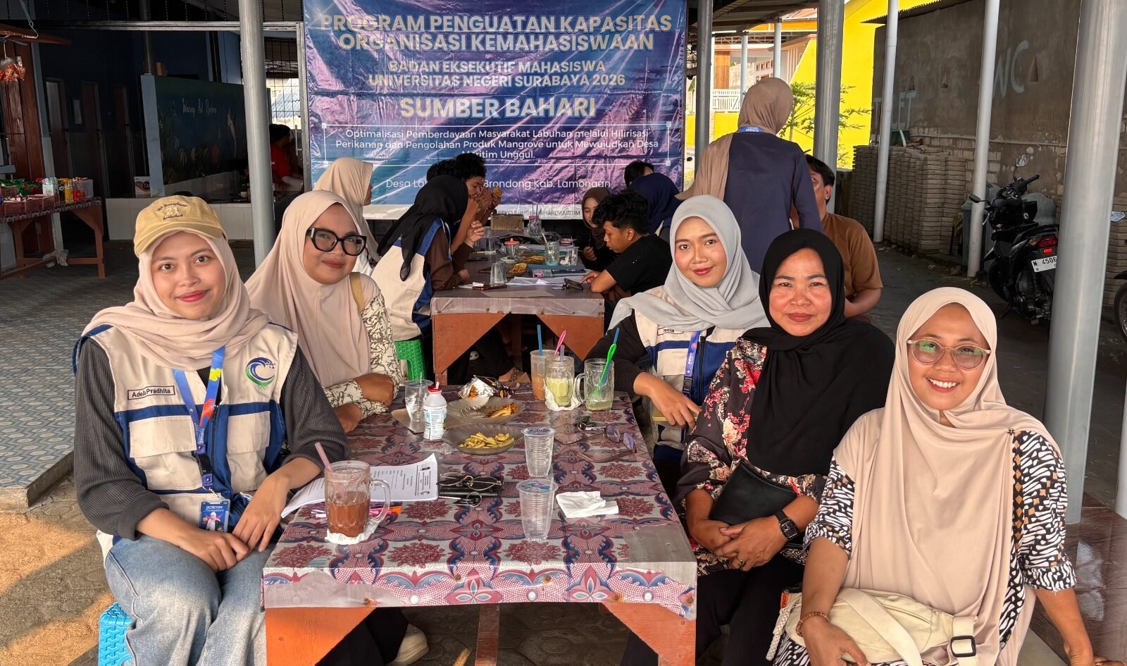 Ngobrol Pintar (NGOPI) santai Tim PPK Ormawa BEM UNESA bersama masyarakat Desa Labuhan untuk sosialisasi pembentukan kelembagaan Sahabat Labuhan
