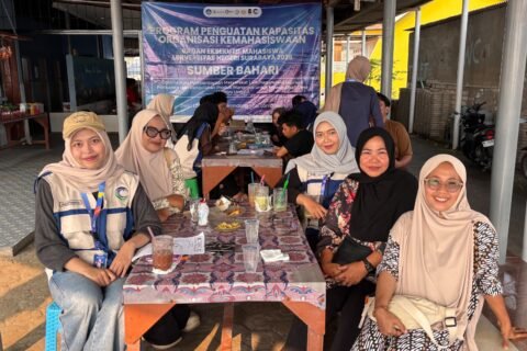 Ngobrol Pintar (NGOPI) santai Tim PPK Ormawa BEM UNESA bersama masyarakat Desa Labuhan untuk sosialisasi pembentukan kelembagaan Sahabat Labuhan