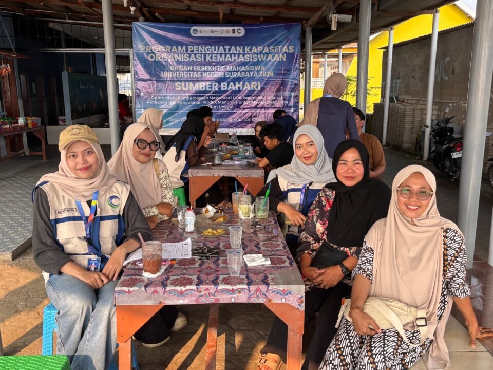 Ngobrol Pintar (NGOPI) santai Tim PPK Ormawa BEM UNESA bersama masyarakat Desa Labuhan untuk sosialisasi pembentukan kelembagaan Sahabat Labuhan