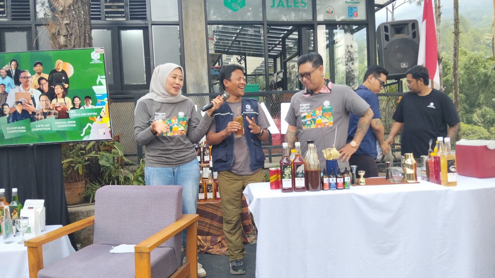 Sesi Edukasi Barista: Beverage Expert Donny Kusuma (tengah kanan) bersama Direktur CV Abipraya Cempaka Anggeng Tri Cahyo Putra saat memaparkan materi eksplorasi rasa es kopi susu dalam agenda Caping Gunung - Road to Prigen Coffee Fest 2026 di Kopi Prigen Jales, Pasuruan, Senin (21/9/2026).