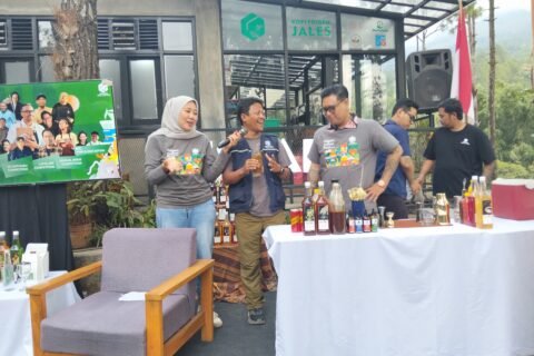 Sesi Edukasi Barista: Beverage Expert Donny Kusuma (tengah kanan) bersama Direktur CV Abipraya Cempaka Anggeng Tri Cahyo Putra saat memaparkan materi eksplorasi rasa es kopi susu dalam agenda Caping Gunung - Road to Prigen Coffee Fest 2026 di Kopi Prigen Jales, Pasuruan, Senin (21/9/2026).