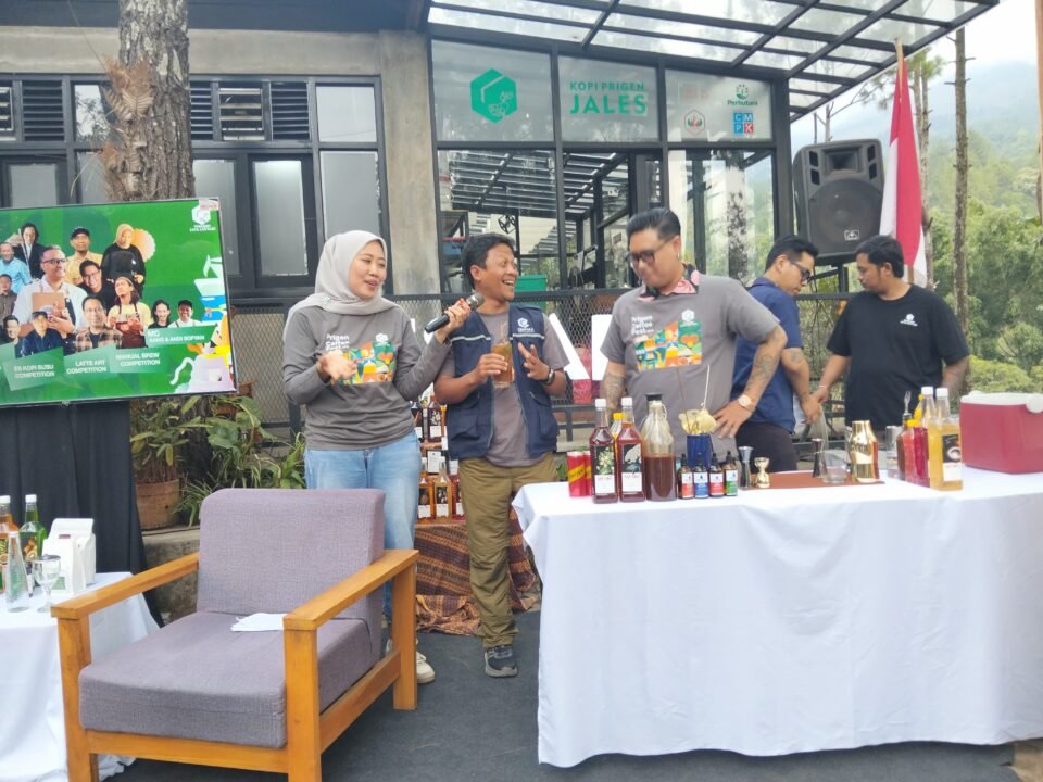 Sesi Edukasi Barista: Beverage Expert Donny Kusuma (tengah kanan) bersama Direktur CV Abipraya Cempaka Anggeng Tri Cahyo Putra saat memaparkan materi eksplorasi rasa es kopi susu dalam agenda Caping Gunung - Road to Prigen Coffee Fest 2026 di Kopi Prigen Jales, Pasuruan, Senin (21/9/2026).