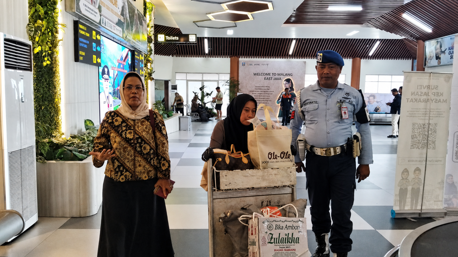 Anggota DPRD Jawa Timur, Dr. Sri Untari Bisowarno, saat berada di area kedatangan Bandara Abdurrahman Saleh, Malang. Kehadirannya turut membawa pesan penting guna mendorong optimalisasi aksesibilitas dan fasilitas publik yang ramah disabilitas, khususnya pada layanan transportasi udara.