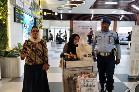 Anggota DPRD Jawa Timur, Dr. Sri Untari Bisowarno, saat berada di area kedatangan Bandara Abdurrahman Saleh, Malang. Kehadirannya turut membawa pesan penting guna mendorong optimalisasi aksesibilitas dan fasilitas publik yang ramah disabilitas, khususnya pada layanan transportasi udara.