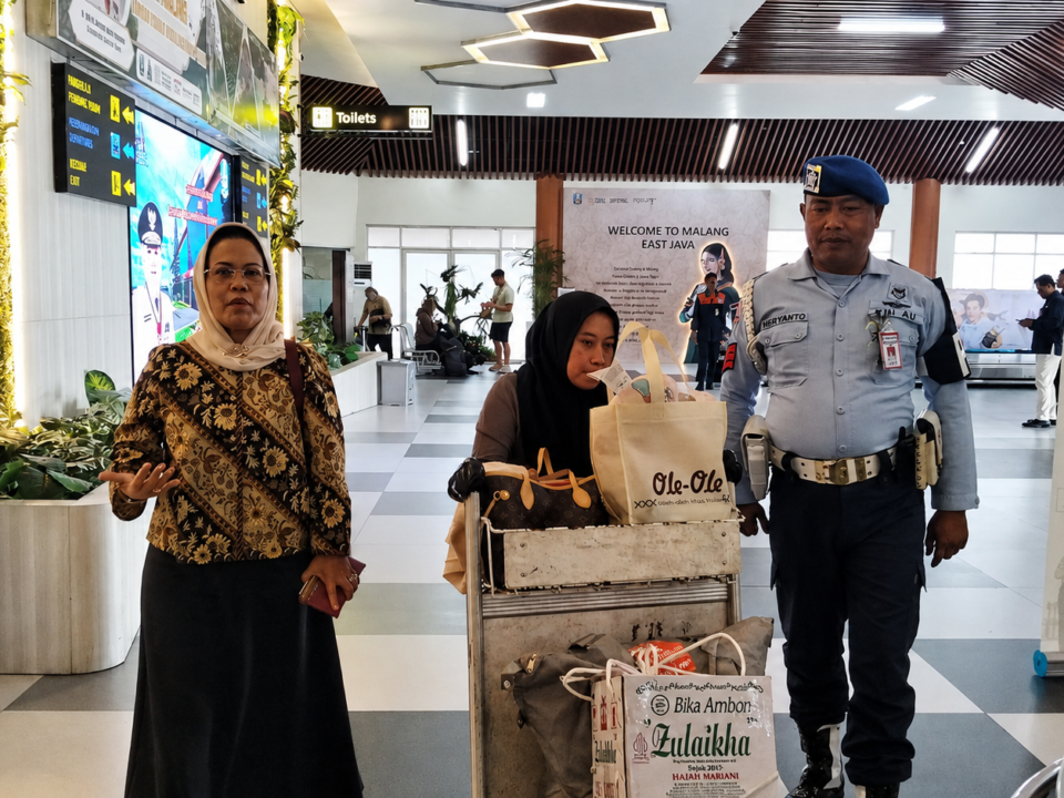 Anggota DPRD Jawa Timur, Dr. Sri Untari Bisowarno, saat berada di area kedatangan Bandara Abdurrahman Saleh, Malang. Kehadirannya turut membawa pesan penting guna mendorong optimalisasi aksesibilitas dan fasilitas publik yang ramah disabilitas, khususnya pada layanan transportasi udara.