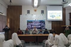 Tim Pengabdian Masyarakat UPN Veteran Jawa Timur saat memberikan sosialisasi dan edukasi pengolahan sampah plastik menjadi paving block serta sampah organik di hadapan warga Pondok Pesantren Nazhatut Thullab, Sampang, Madura.